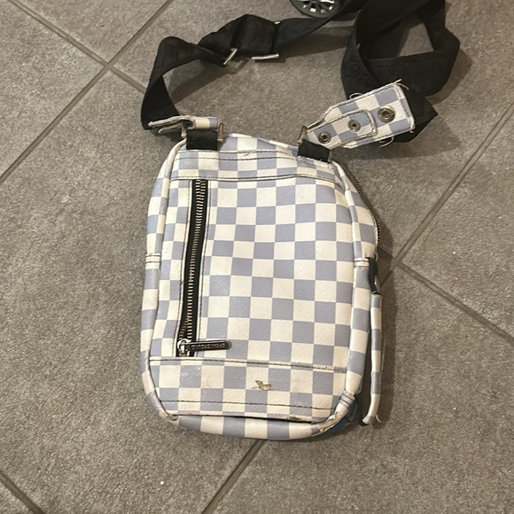 Sprayground shoulder bag. Unisex, any age. One size fits all - Picture 2 of 3